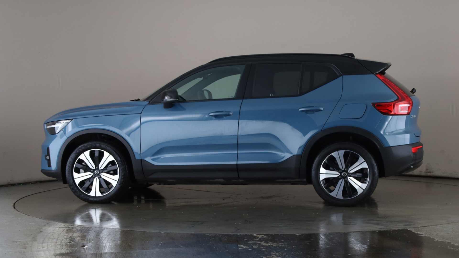 4020851 170kW Recharge Plus 69kWh 5dr Auto