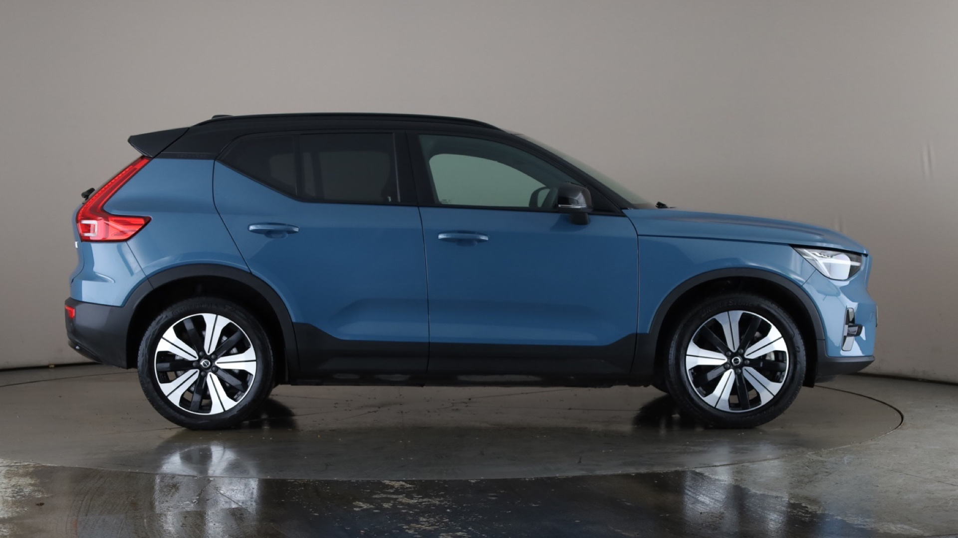 4020851 170kW Recharge Plus 69kWh 5dr Auto