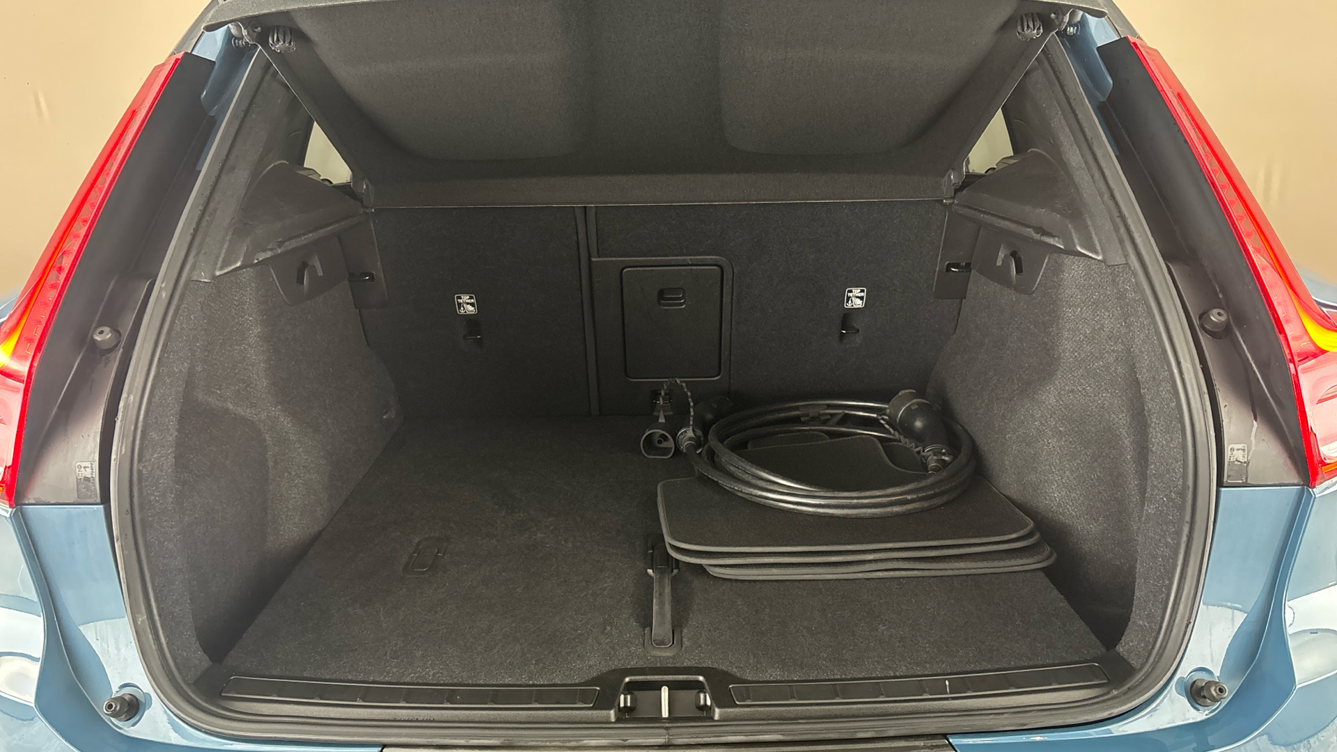 4020851 170kW Recharge Plus 69kWh 5dr Auto