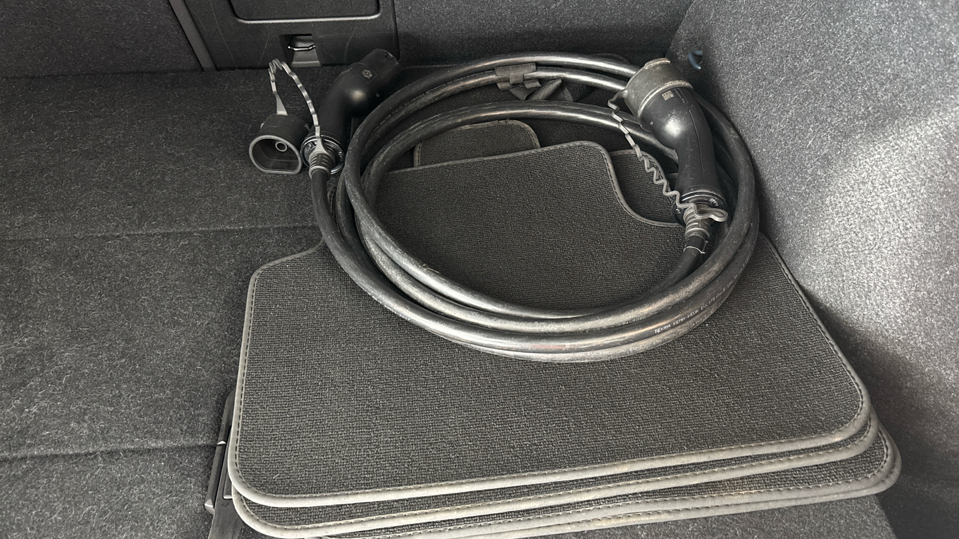 4020851 170kW Recharge Plus 69kWh 5dr Auto