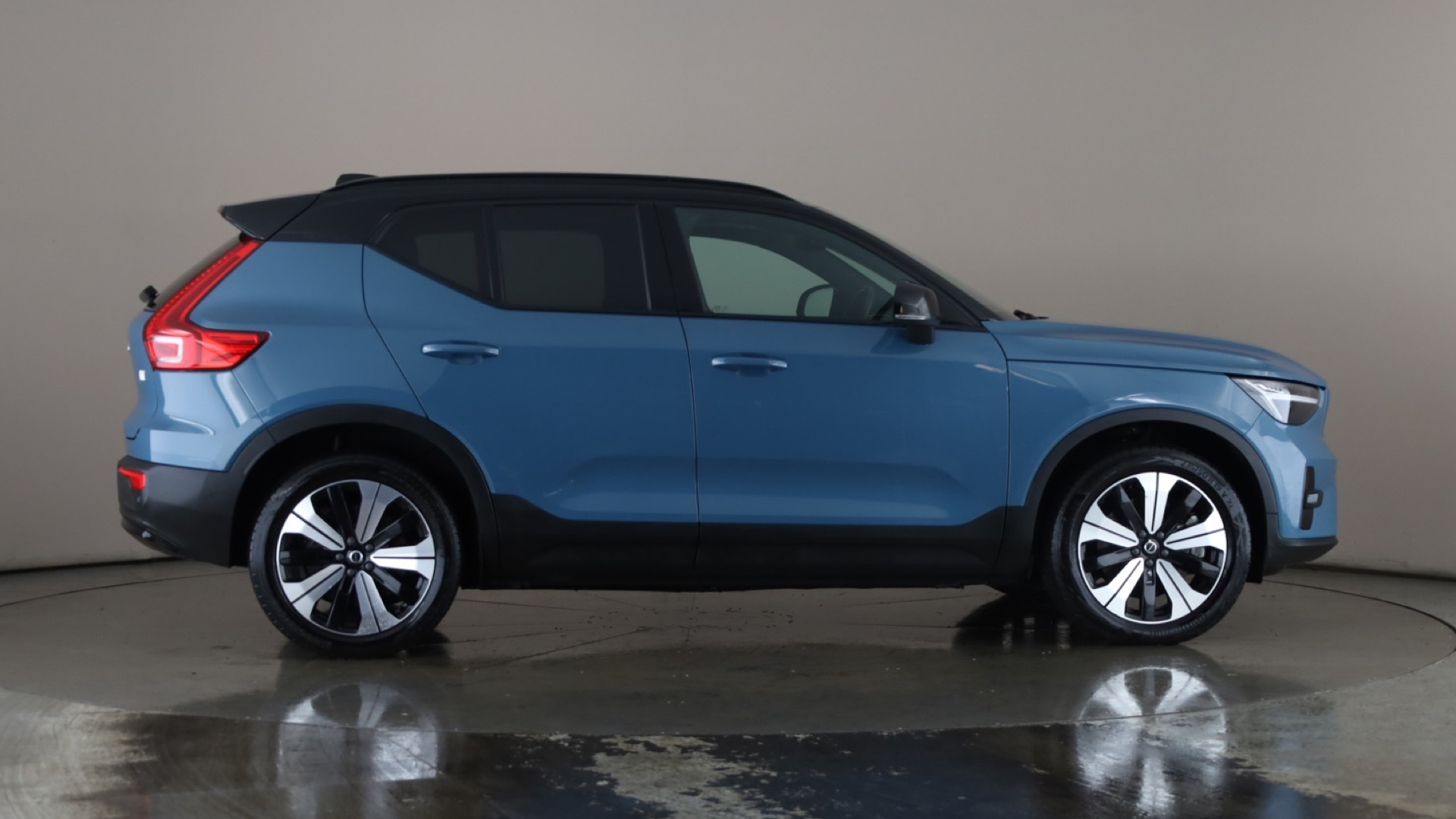 4020717 170kW Recharge Plus 69kWh 5dr Auto