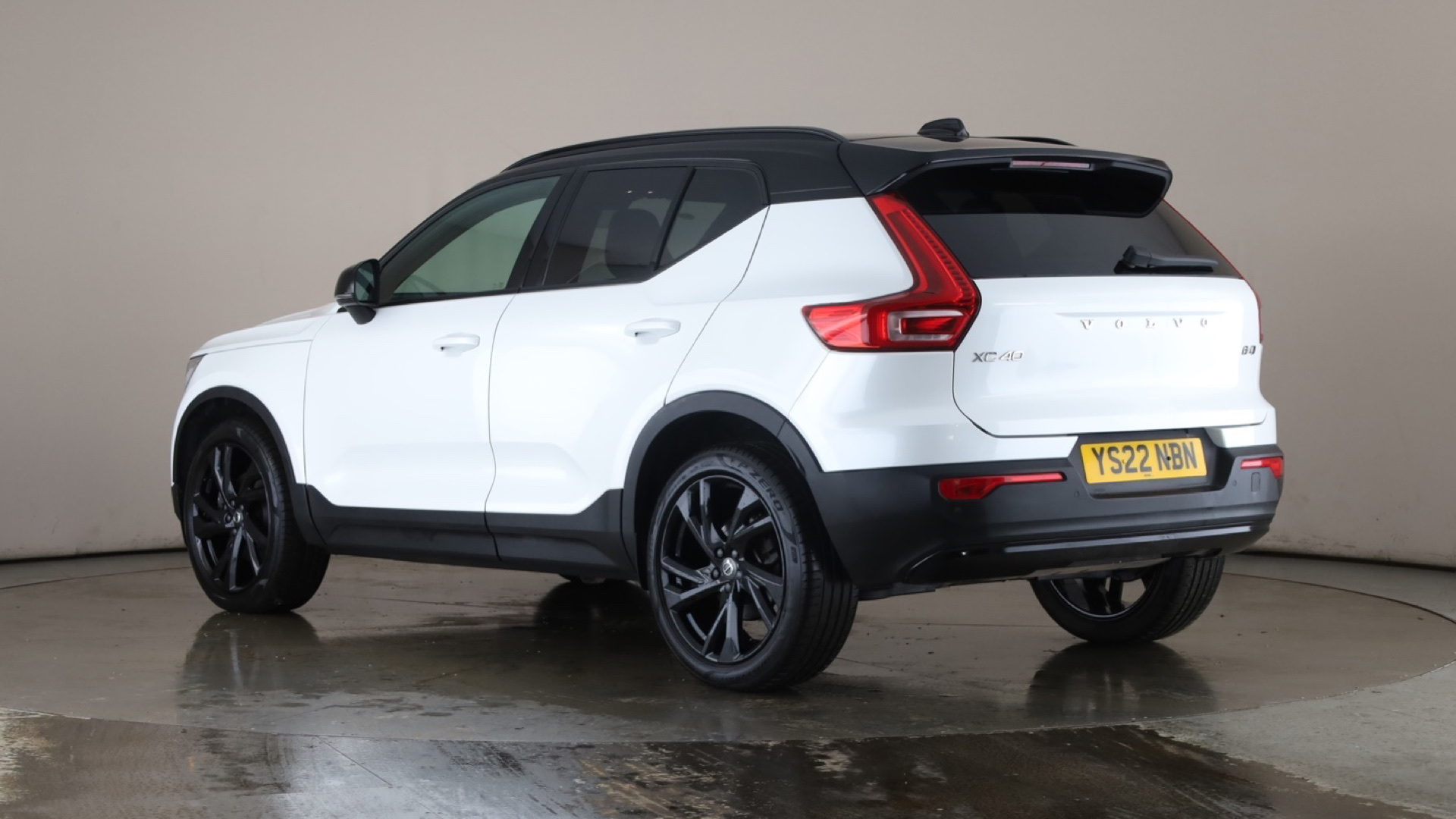 2.0 B4P R DESIGN Pro 5dr AWD Auto [7 speed] [2022]