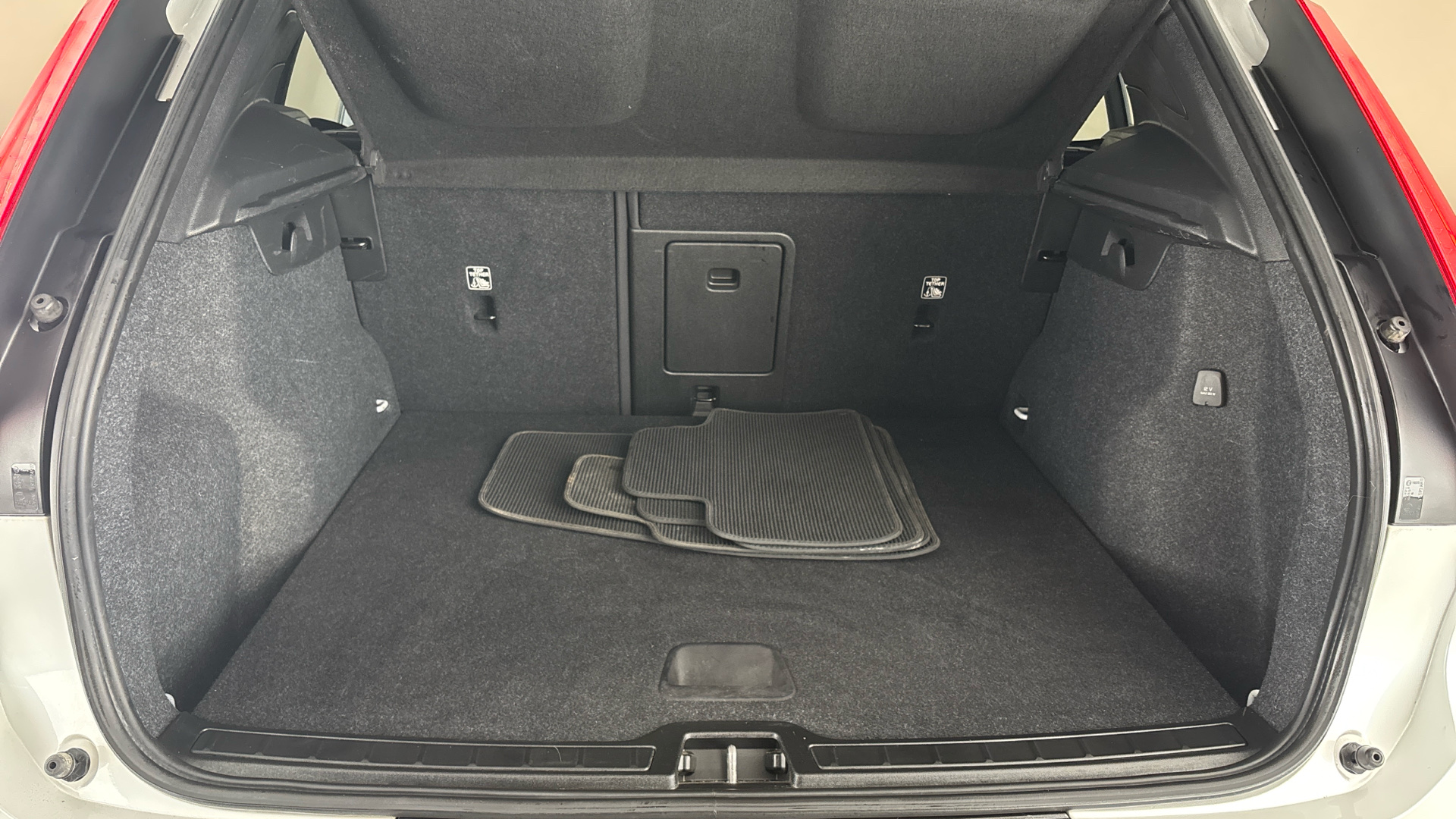 4058315 2.0 B4P R DESIGN Pro 5dr AWD Auto [7 speed]