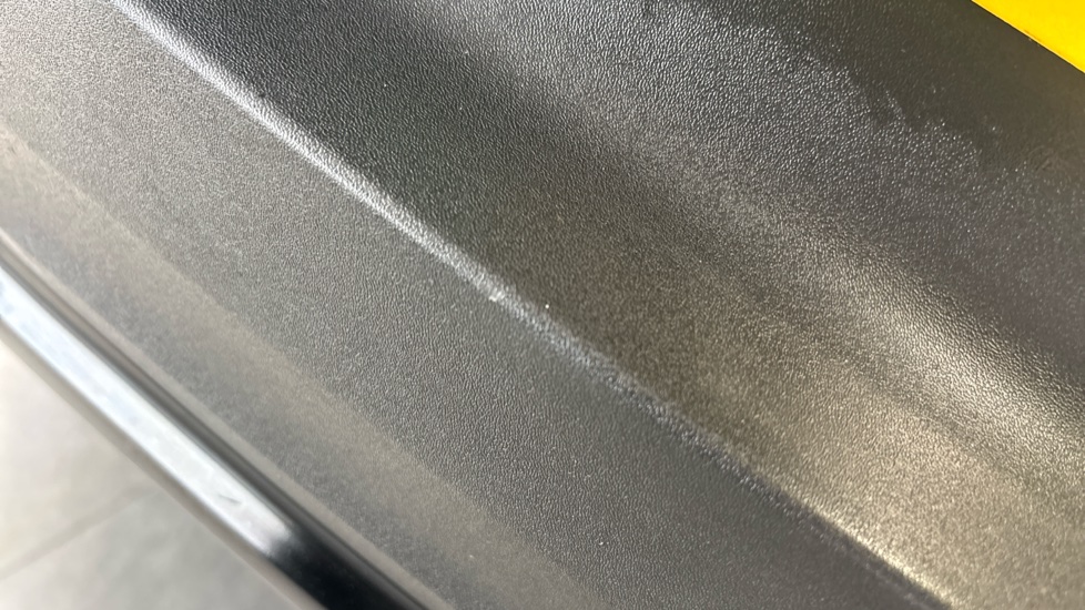 VOLVO C40 chips and scratches