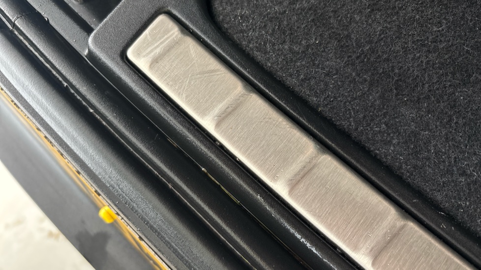 VOLVO C40 scratches