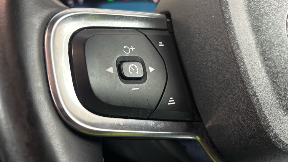 VOLVO C40 cruise control