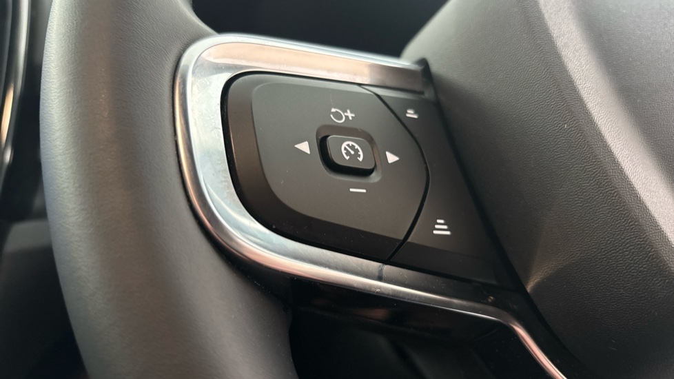 VOLVO XC40 cruise control
