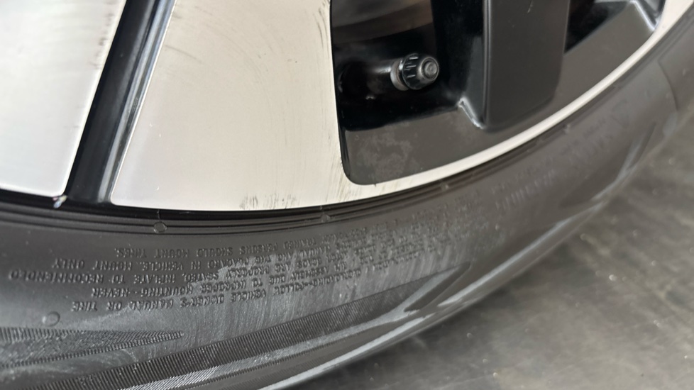 VOLVO C40 scuff