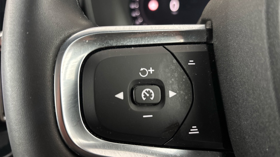 VOLVO C40 cruise control