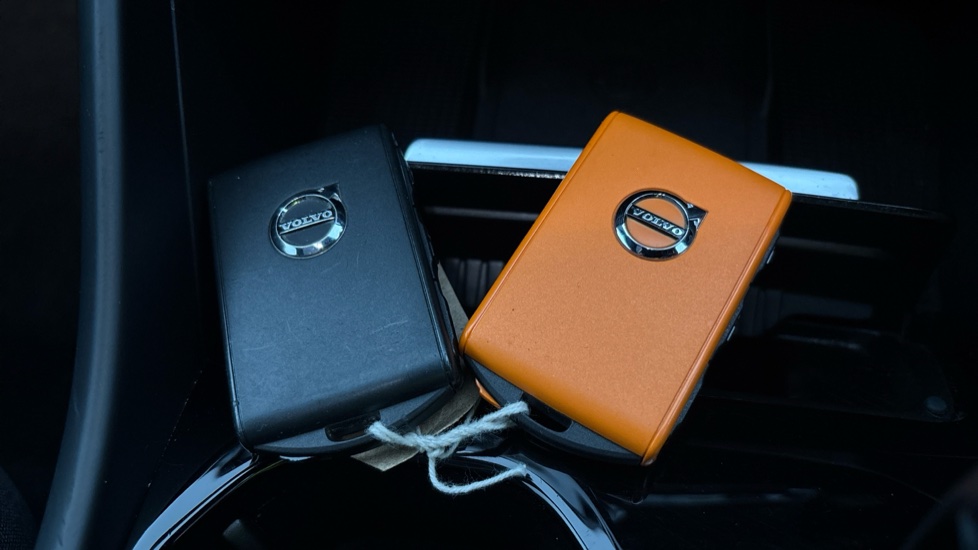 VOLVO C40 two keys