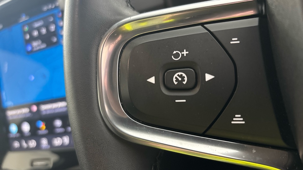 VOLVO C40 cruise control