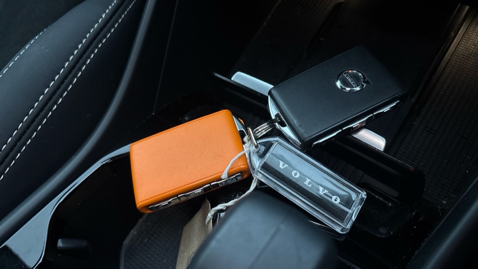 VOLVO XC40 2 keys available