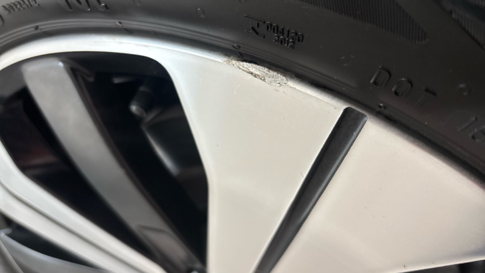 VOLVO C40 scuff
