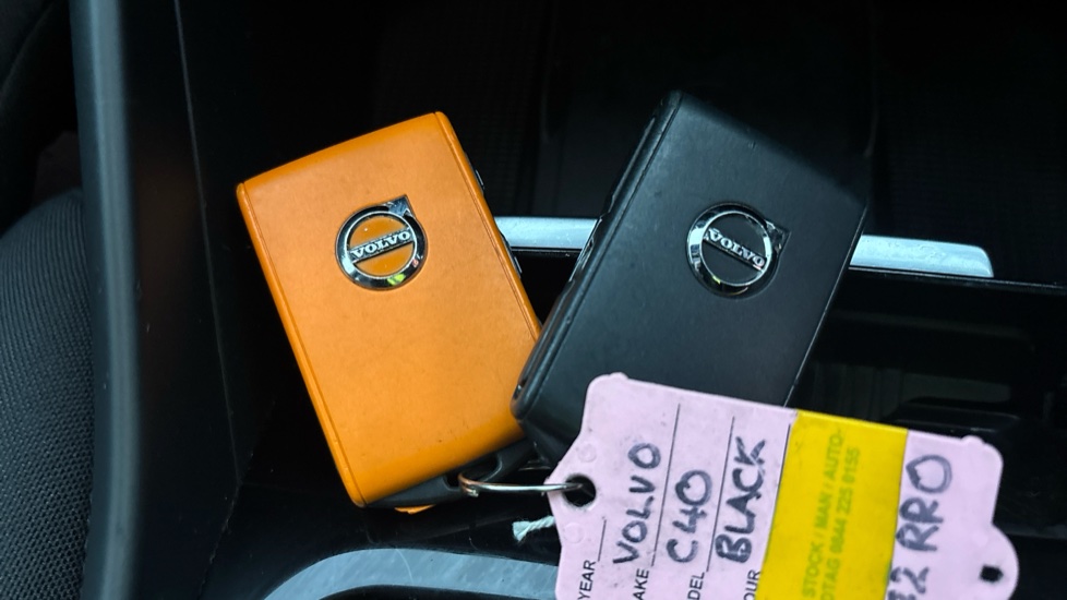 VOLVO C40 two keys