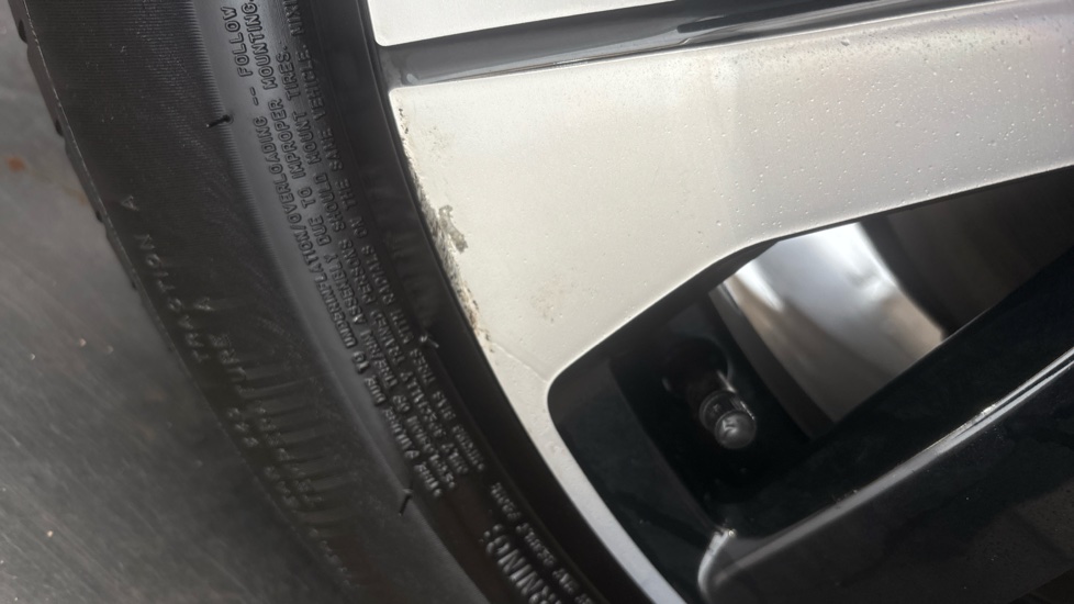 VOLVO C40 scuff