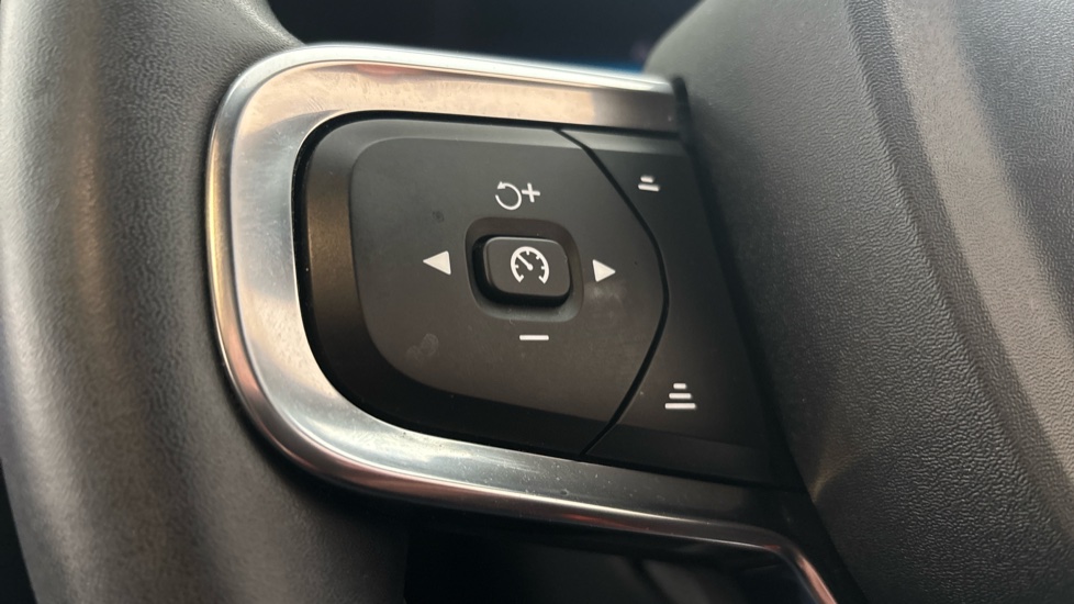 VOLVO C40 cruise control