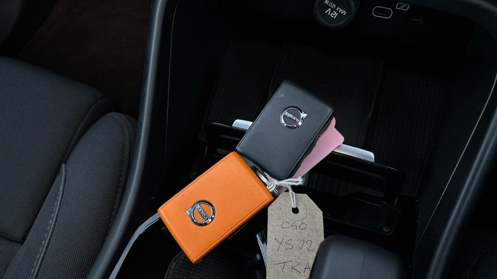 VOLVO C40 2 keys available