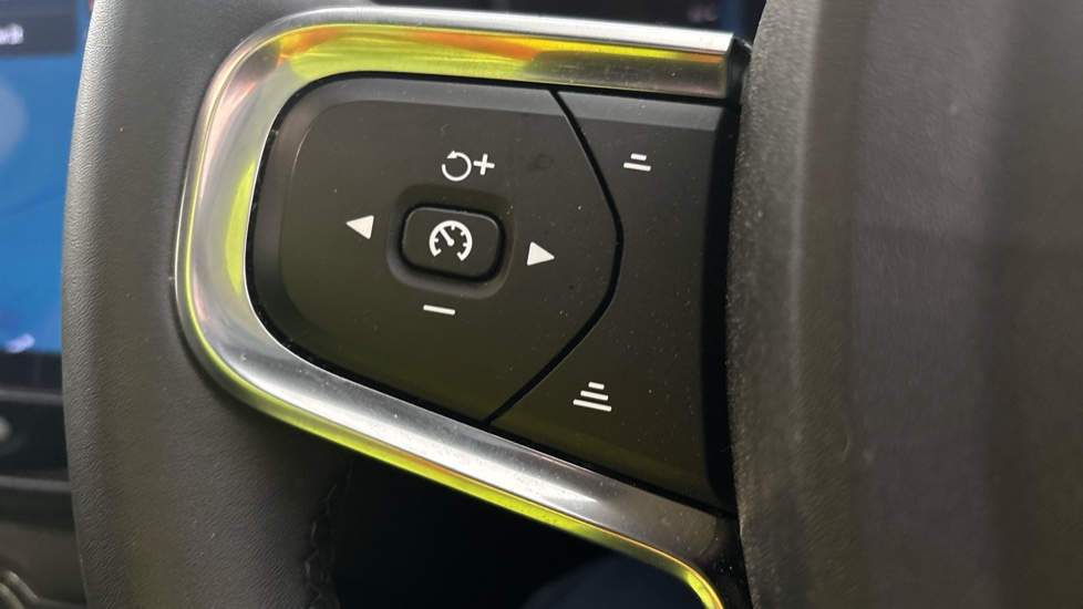 VOLVO C40 cruise control