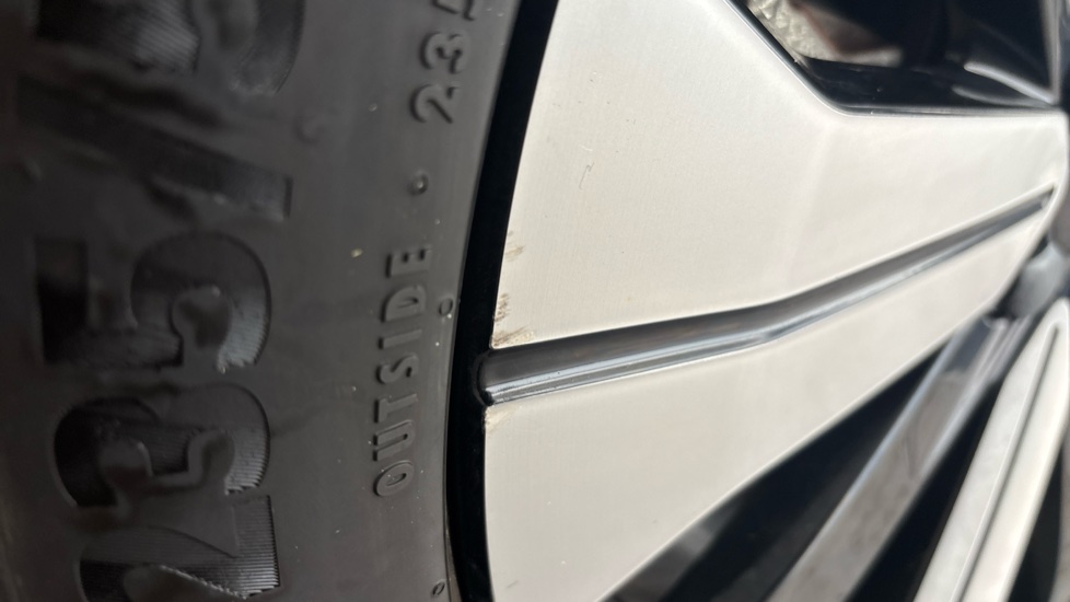 VOLVO C40 Scuff