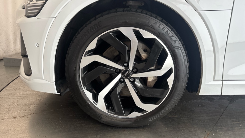 AUDI E-TRON Image 17