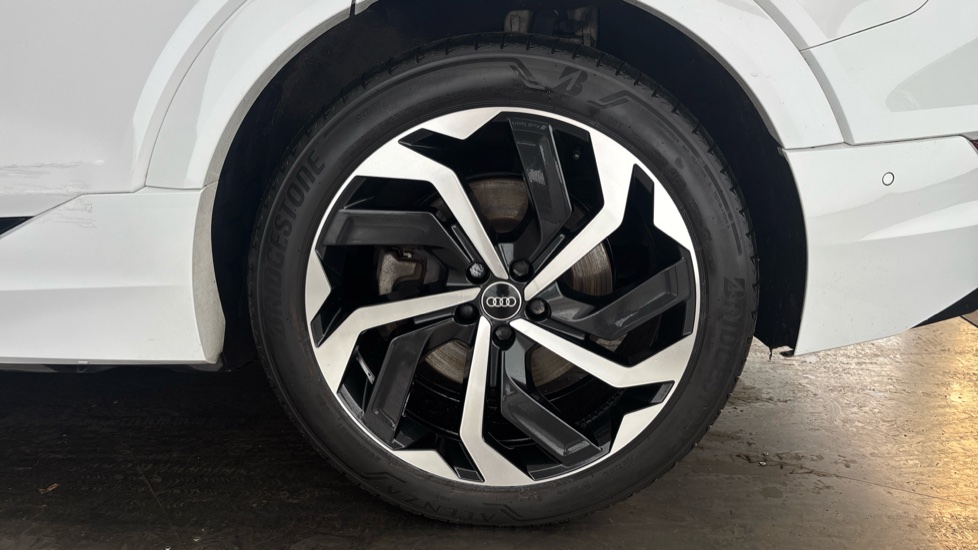 AUDI E-TRON Image 18
