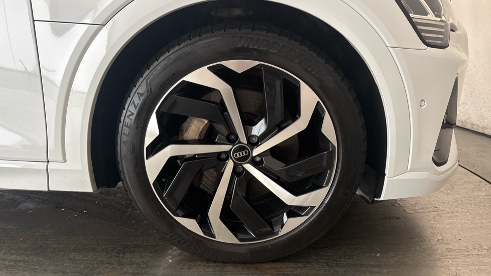 AUDI E-TRON Image 20