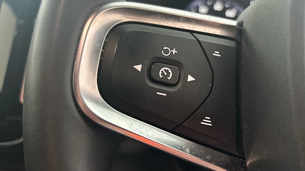 VOLVO XC40 cruise control