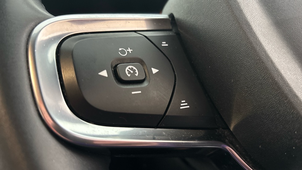 VOLVO XC40 cruise control