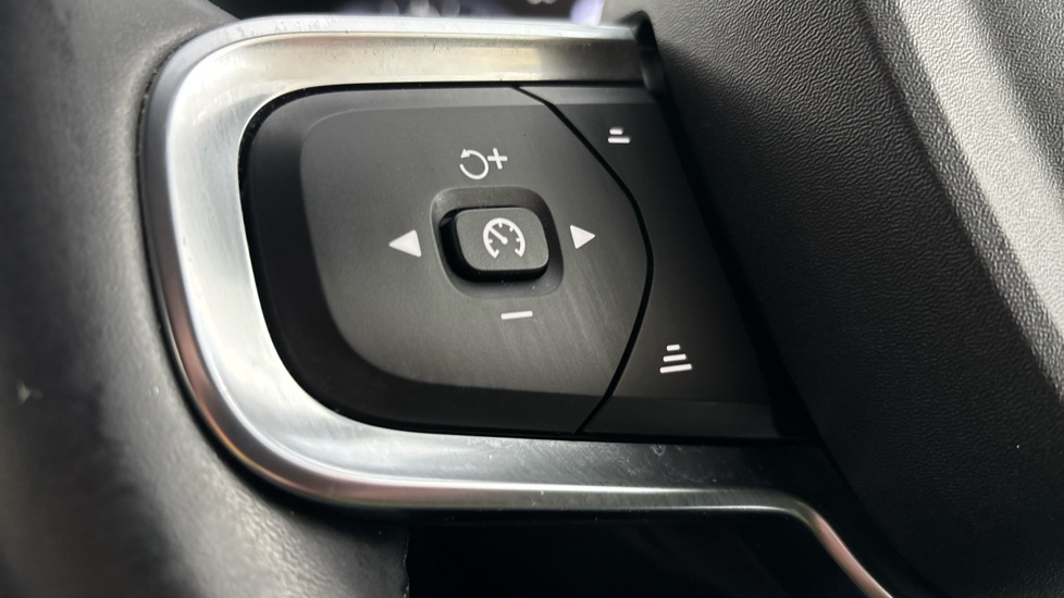 VOLVO XC40 cruise control