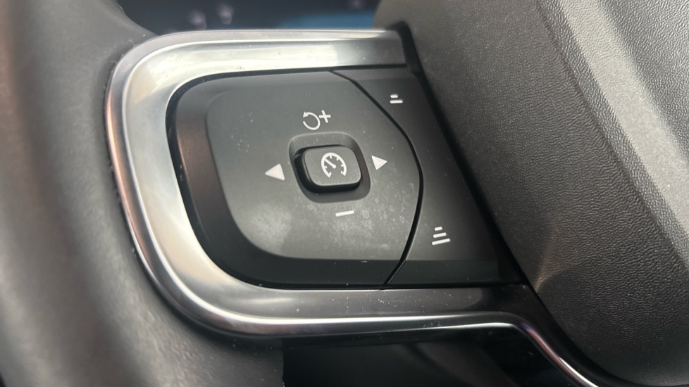 VOLVO XC40 cruise control