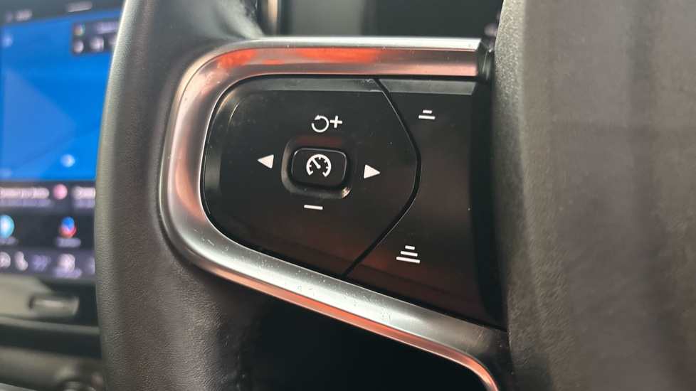 VOLVO XC40 cruise control