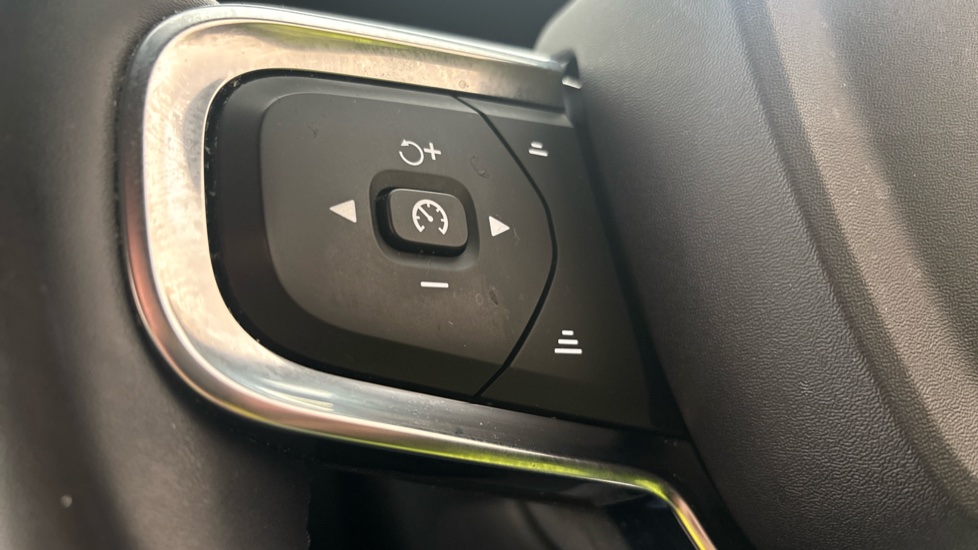 VOLVO XC40 cruise control