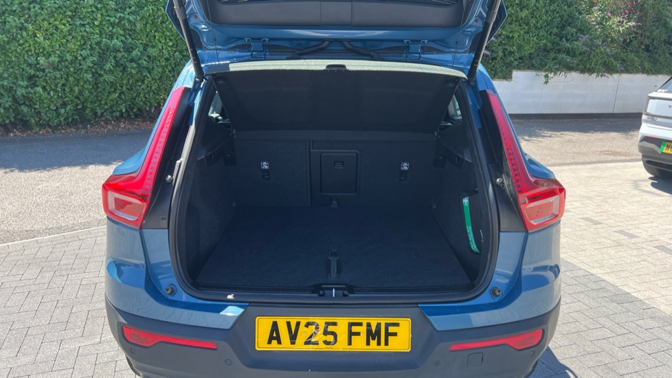 Volvo XC40 2.0 B4P Plus Dark 5dr Auto Petrol Estate - Image 13