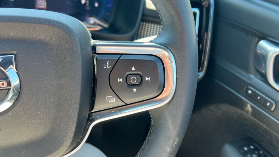 Volvo XC40 2.0 B4P Plus Dark 5dr Auto Petrol Estate - Image 19