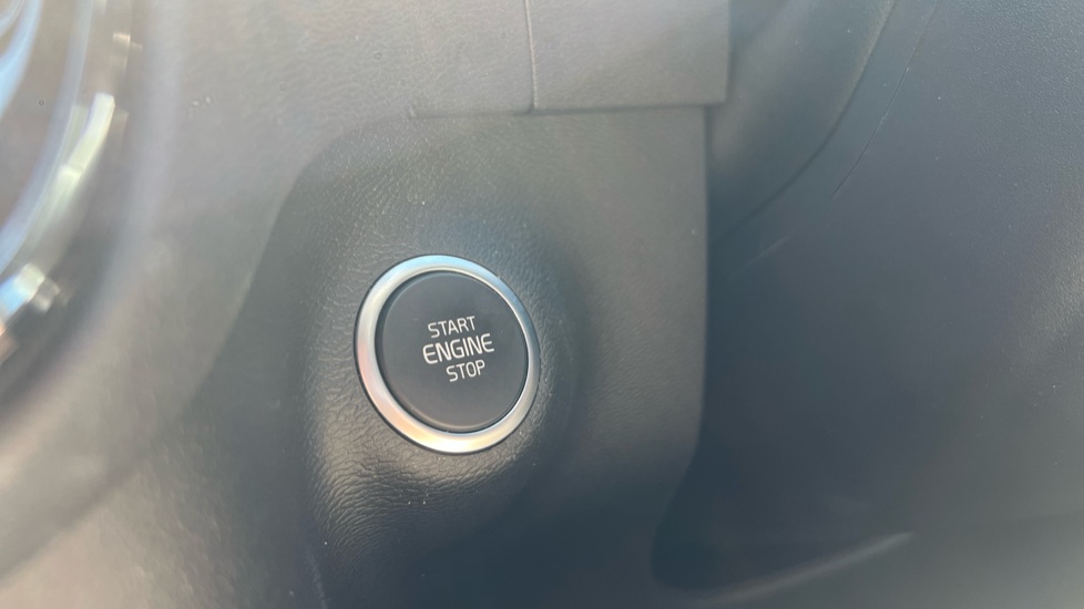 Volvo XC40 2.0 B4P Plus Dark 5dr Auto Petrol Estate - Image 22