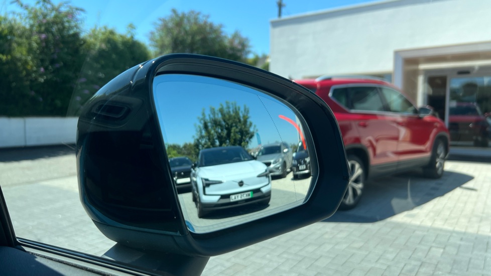 Volvo XC40 2.0 B4P Plus Dark 5dr Auto Petrol Estate - Image 26