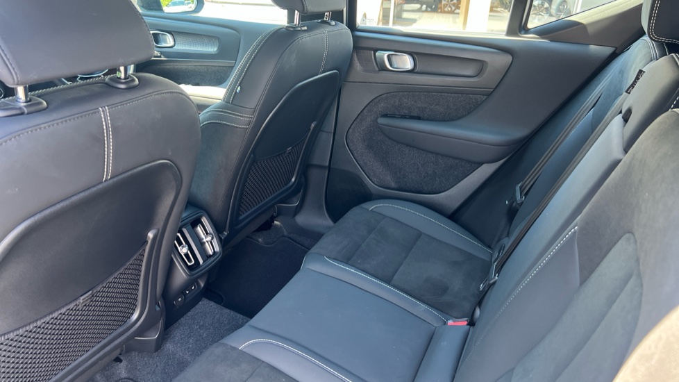 Volvo XC40 2.0 B4P Plus Dark 5dr Auto Petrol Estate - Image 27