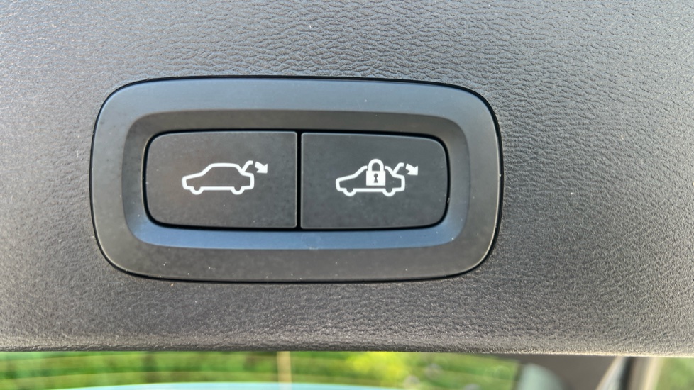 Volvo XC40 2.0 B4P Plus Dark 5dr Auto Petrol Estate - Image 29