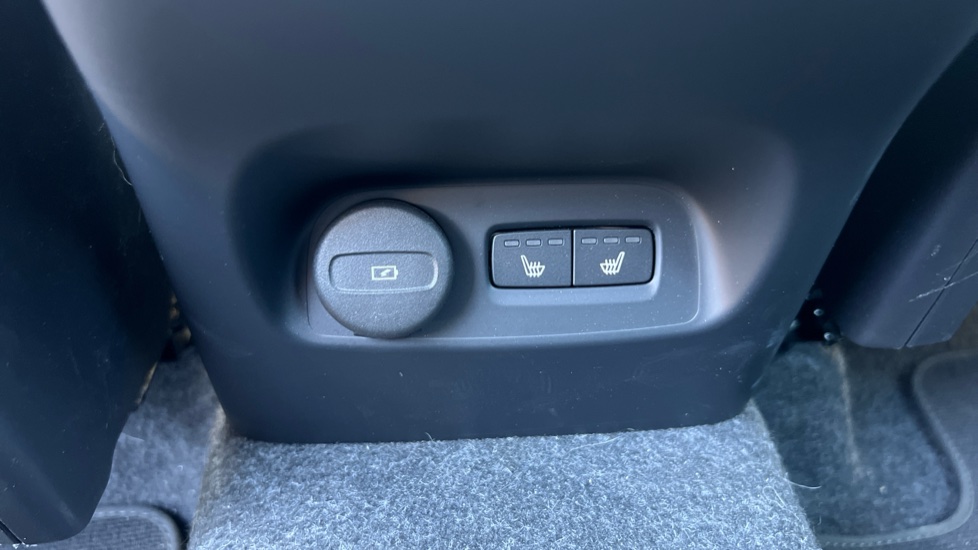 Volvo XC40 2.0 B4P Plus Dark 5dr Auto Petrol Estate - Image 30
