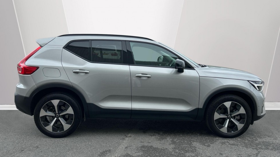 Volvo XC40 2.0 B4P Ultimate Dark 5dr Auto Petrol Estate - Image 3