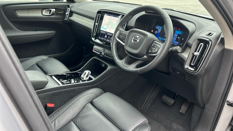 Volvo XC40 2.0 B4P Ultimate Dark 5dr Auto Petrol Estate - Image 4