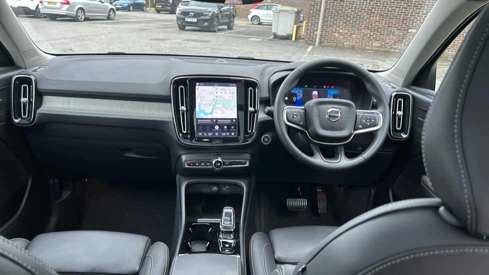 Volvo XC40 2.0 B4P Ultimate Dark 5dr Auto Petrol Estate - Image 5