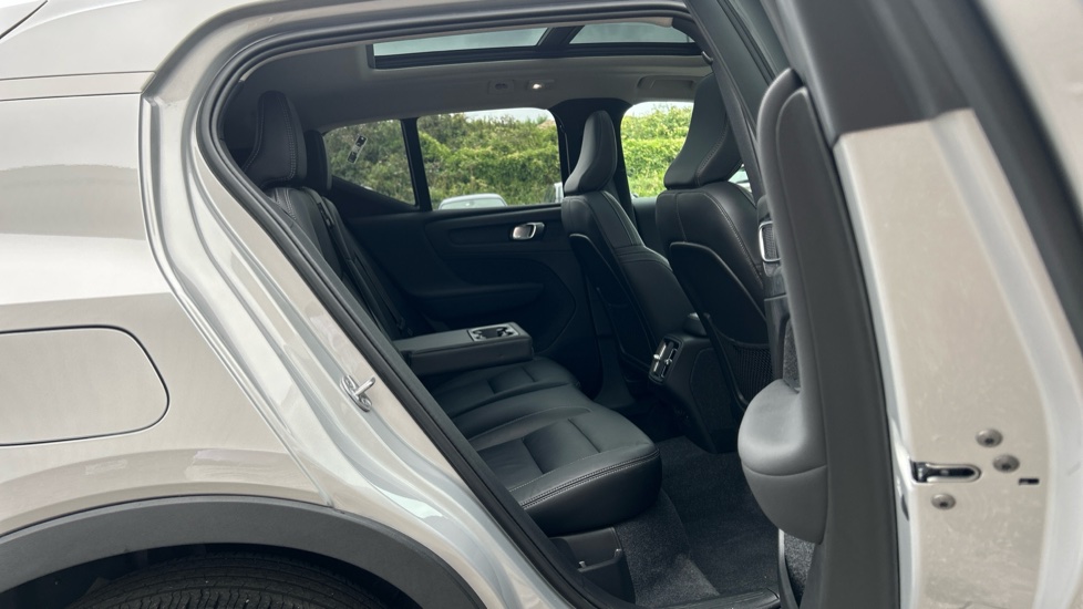 Volvo XC40 2.0 B4P Ultimate Dark 5dr Auto Petrol Estate - Image 6