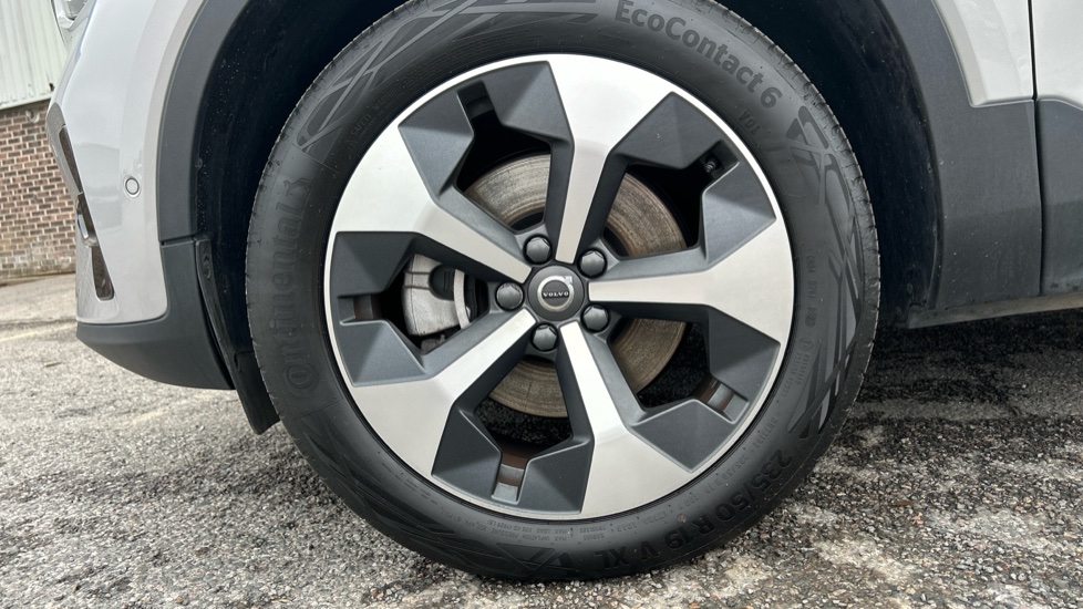 Volvo XC40 2.0 B4P Ultimate Dark 5dr Auto Petrol Estate - Image 9