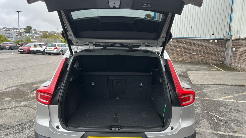 Volvo XC40 2.0 B4P Ultimate Dark 5dr Auto Petrol Estate - Image 13