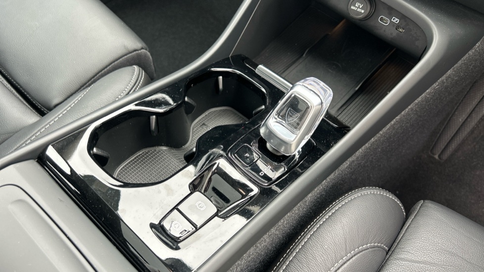 Volvo XC40 2.0 B4P Ultimate Dark 5dr Auto Petrol Estate - Image 21