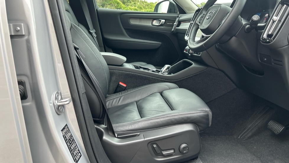 Volvo XC40 2.0 B4P Ultimate Dark 5dr Auto Petrol Estate - Image 24