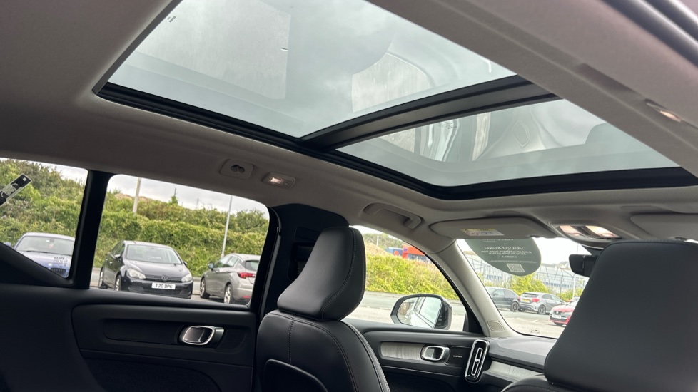 Volvo XC40 2.0 B4P Ultimate Dark 5dr Auto Petrol Estate - Image 25