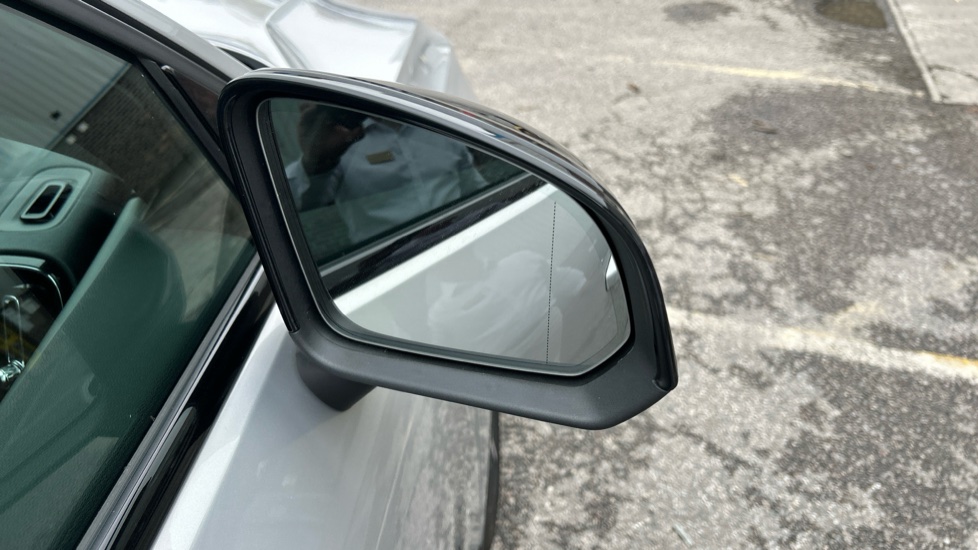 Volvo XC40 2.0 B4P Ultimate Dark 5dr Auto Petrol Estate - Image 26
