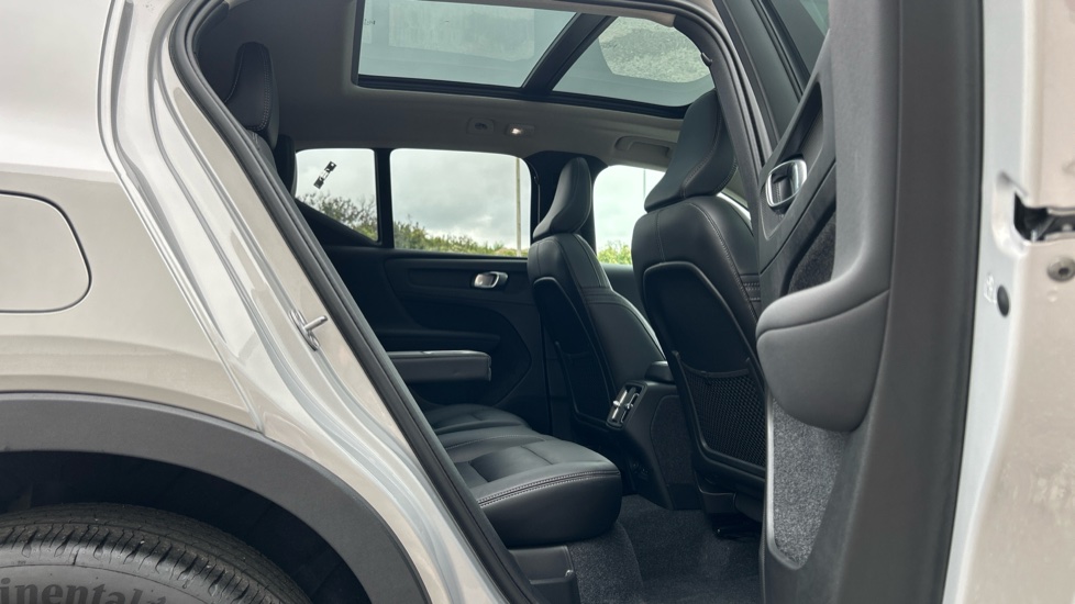 Volvo XC40 2.0 B4P Ultimate Dark 5dr Auto Petrol Estate - Image 27